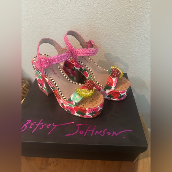 NEW Betsey Johnson Cheyne heeled platform sandals - Picture 1 of 9